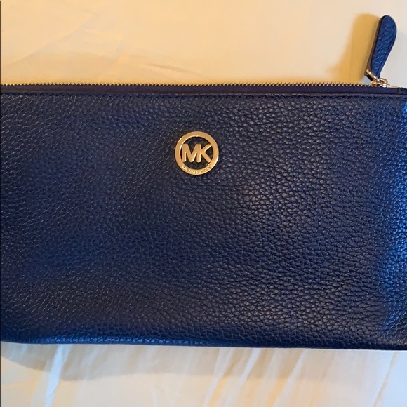 Michael Kors large wristlet - Picture 1 of 5